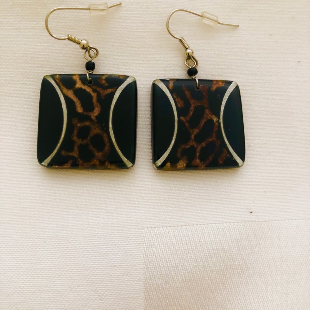 Animal geometric dangles. Totally en Vogue